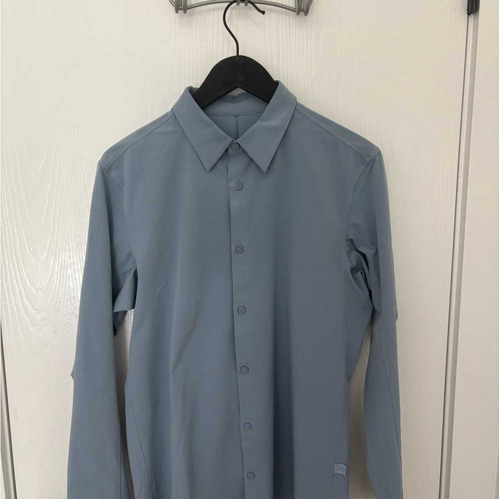 lululemon Men’s New Venture Button Down Long Sleeve Shirt, Slim* Chambray Blue